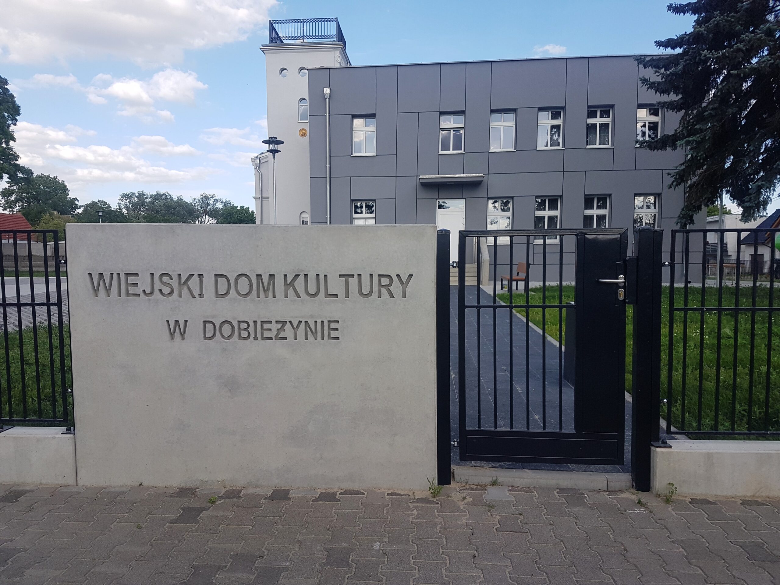 Schody i mur oporowy