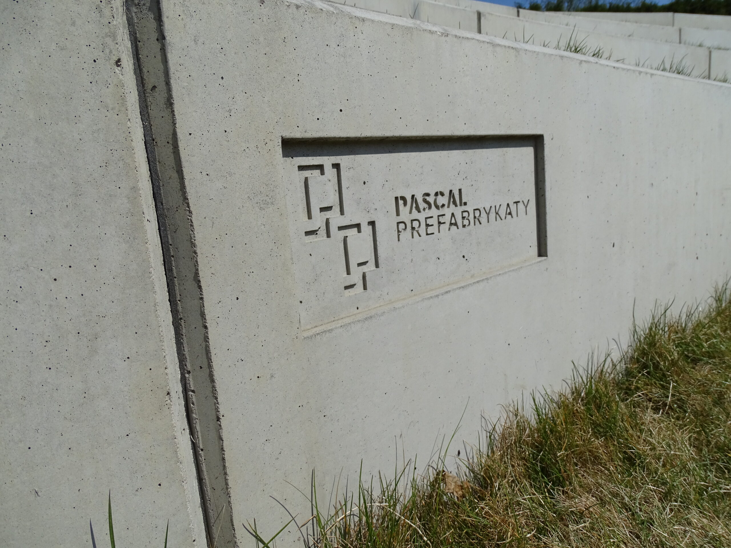 Ściana z logo w Ogródku Jordanowskim